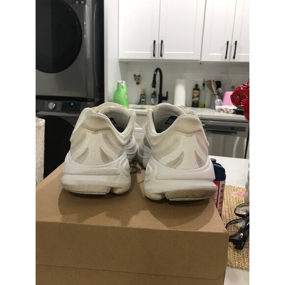 Hoka white bondi 9 sneakers *read description * - Picture 3 of 10